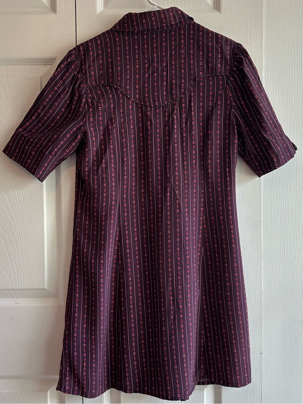 Tecovas Button Down Puff Sleeve Mini Dress in Plum/ burgundy - Western Austin - Picture 4 of 9